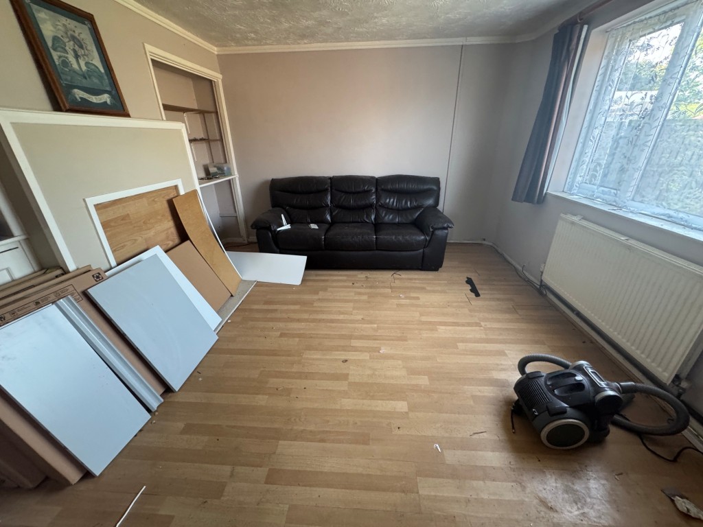 Lot: 152 - THREE-BEDROOM SEMI-DETACHED HOUSE FOR IMPROVEMENT AND REFURBISHMENT - Dining room